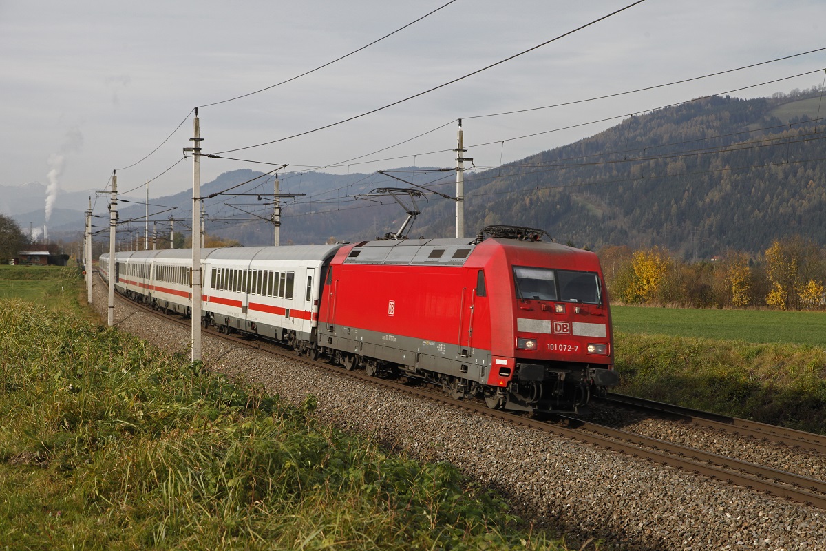 101 072 mit IC719 (Salzburg - Graz) bei Niklasdorf am 4.11.2016.