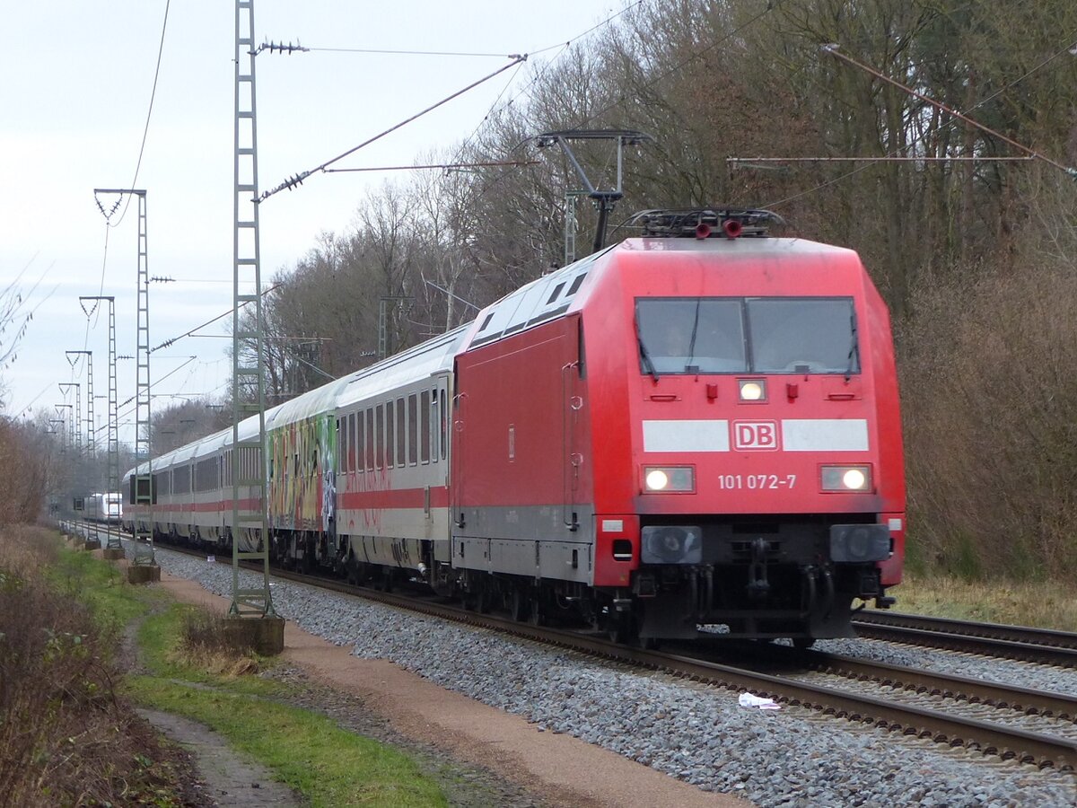 101 072 mit verspätetem IC 145 nach Berlin in Rheine=Bentlage, im Hintergrund der ICE auf Fahrt im Gegengleis, 01.01.22