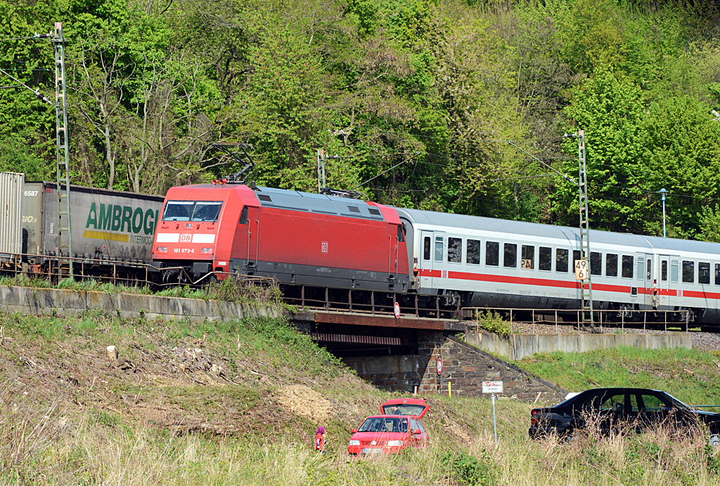 101 073-5 IC in Richtung Bonn bei Oberwinter - 12.04.2014