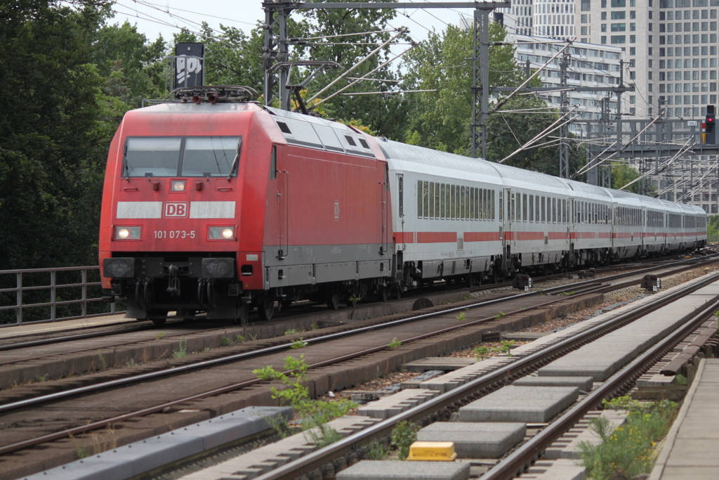 101 073-5 mit IC 1916 von Köln Hbf nach Berlin-Ostbahnhof bei der Durchfahrt an der S-Bahnstation Berlin Tiergarten.05.08.2019