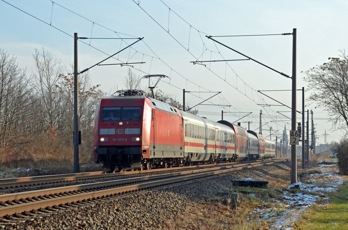 101 073 führte am 07.12.21 den PbZ 2466 von Leipzig nach Berlin durch Greppin Richtung Dessau.