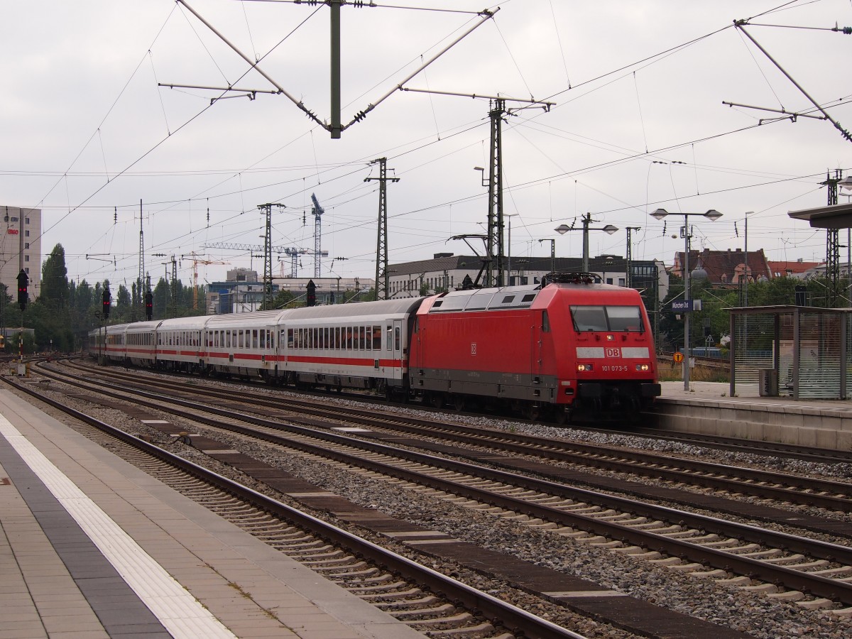 101 073 zieht den EC 115 von Münster nach Klagenfurt. Am 10.09.15 fotografiert bei der Einfahrt in den Münchner Ostbahnhof.
