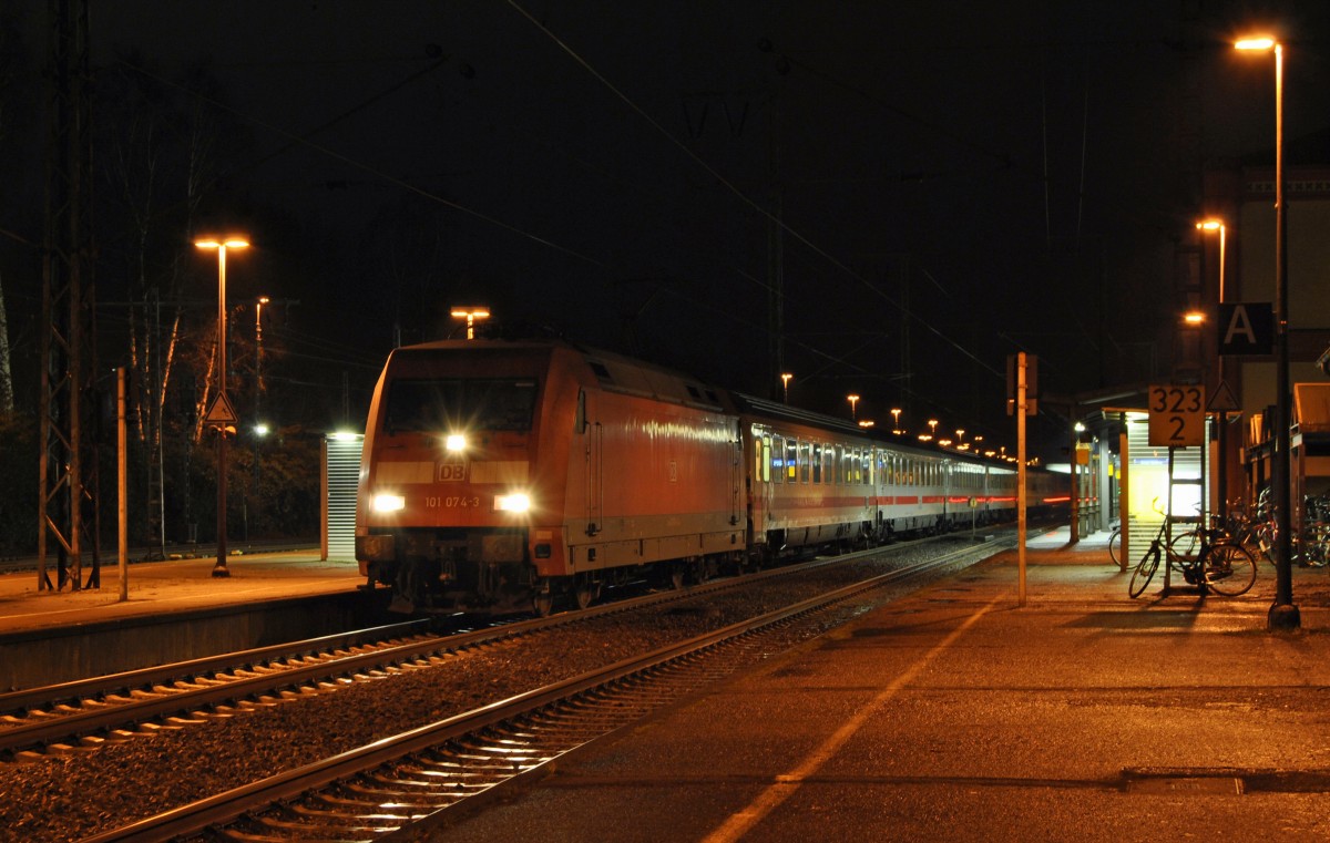 101 074-3 fuhr am fuhr am 09.12.2013 mit dem IC 137 von Köln nach Emden HBF, hier in Leer.