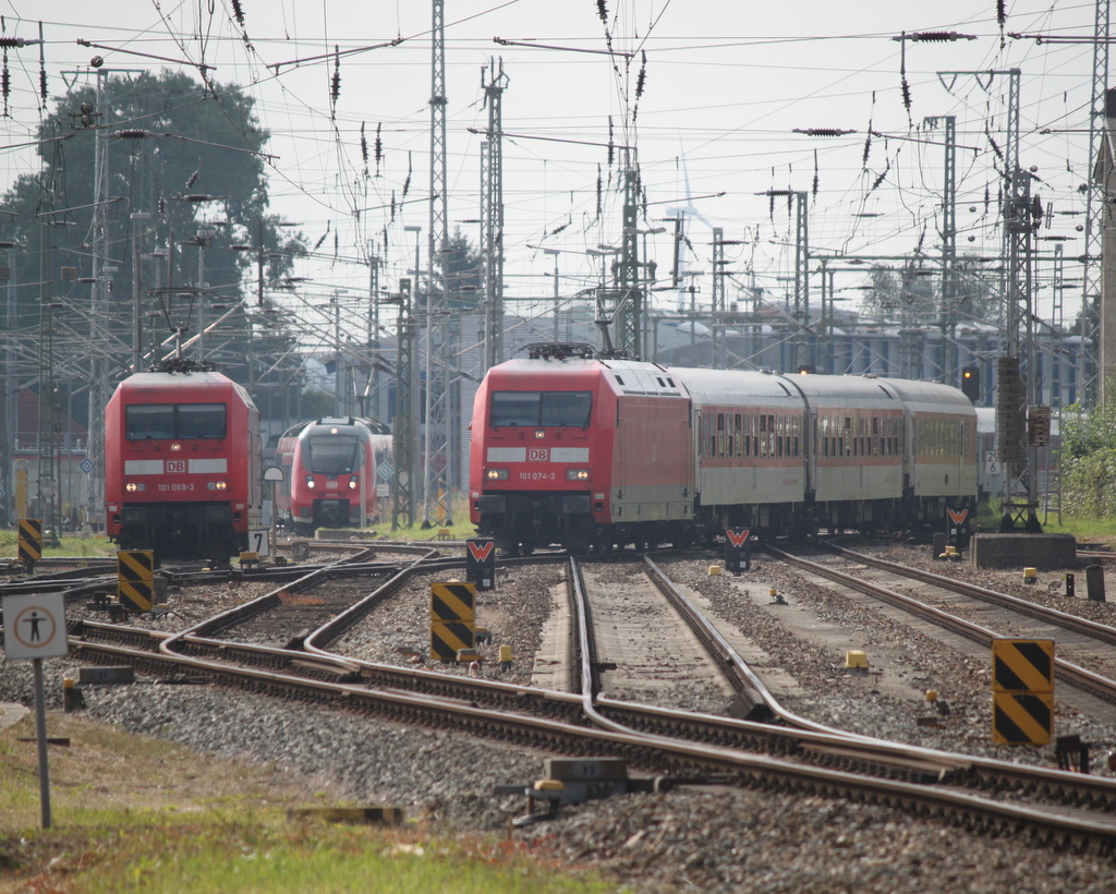 101 074-3 mit CNL 470 Sirius  von Zürich nach Ostseebad Binz bei der Einfahrt im Rostocker neben an wartete 101 069-3 schon auf den Nachtzug.30.07.2016