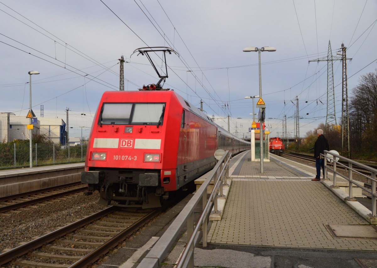 101 074-3 schiebt einen IC durch Kalscheuren. 5.12.2015