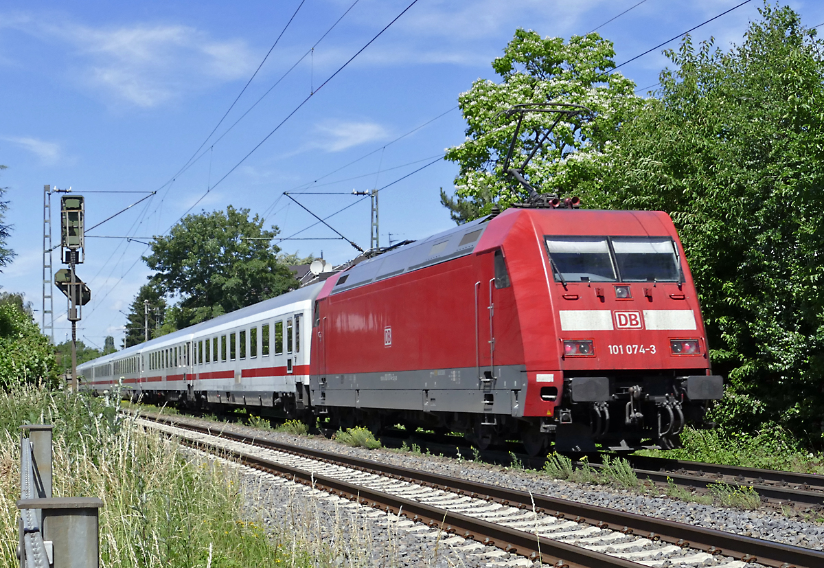 101 074-3 schiebt IC in Richtung Köln durch Bonn-Beuel - 17.06.2019