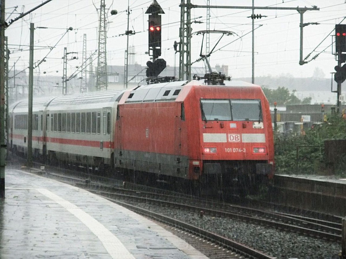 101 074-3 schiebt während eines starken Gewitterschauers einen IC aus den Düsseldorfer HBF in Richtung Duisburg.

Düsseldorf 31.08.2014