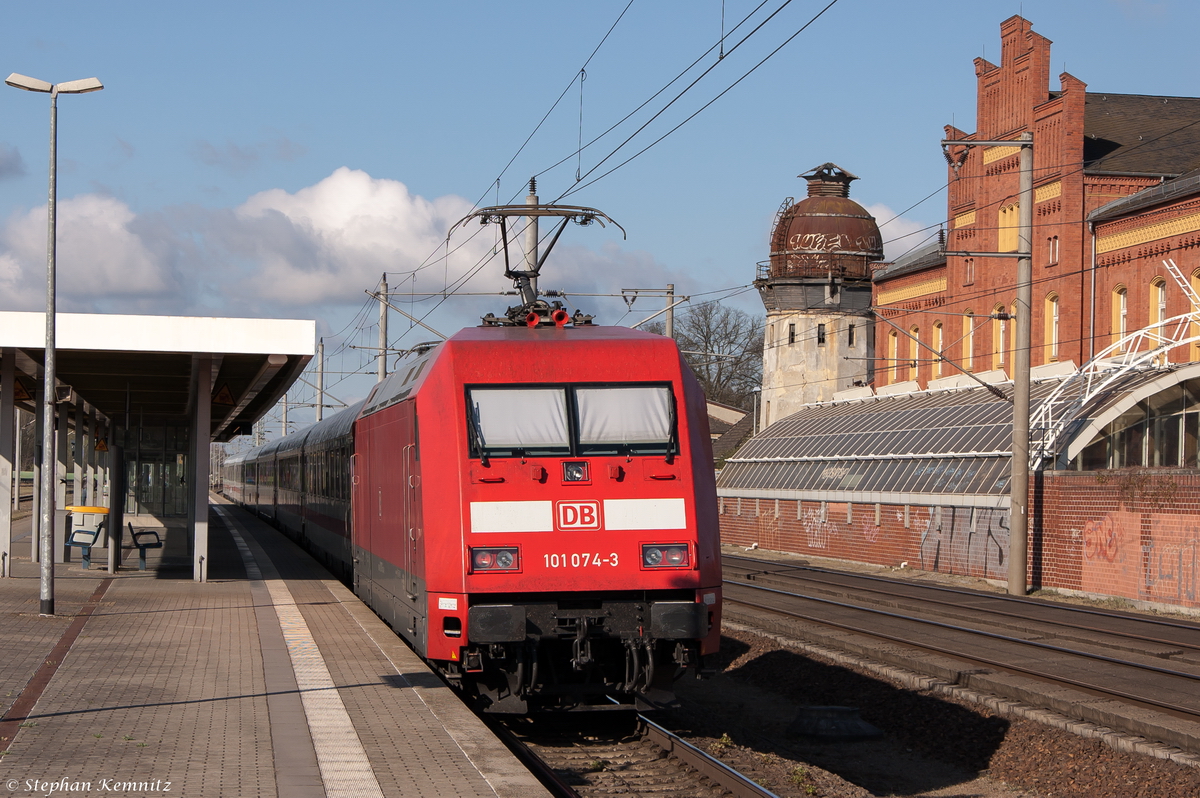 101 0743 schiebte ihren IC 148 von Berlin Hbf (tief) nach Deventer in