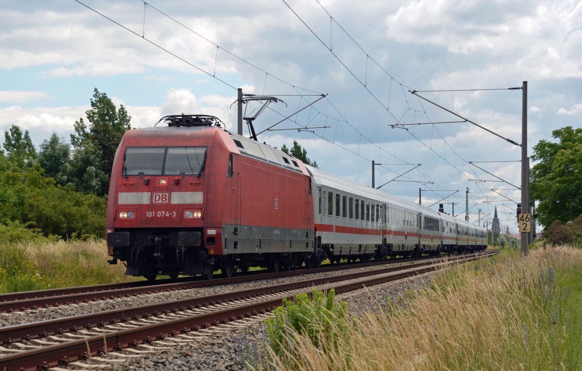 101 074 bespannte am 15.06.14 den IC 2038 nach Emden. Hier rollt der wegen Bauarbeiten über Dessau umgeleitete IC durch Greppin Richtung Dessau.