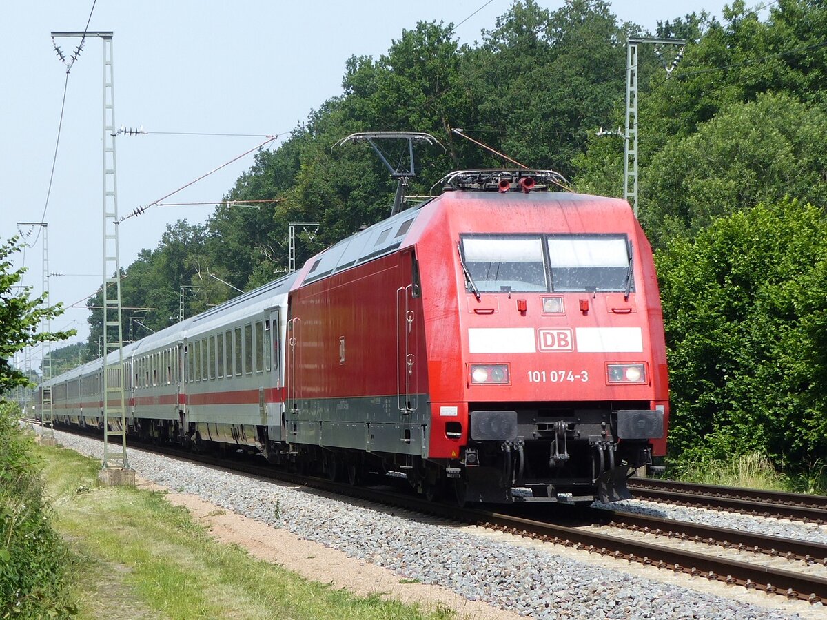 101 074 mit IC nach Berlin in Rheine=Bentlage, 18.06.2022