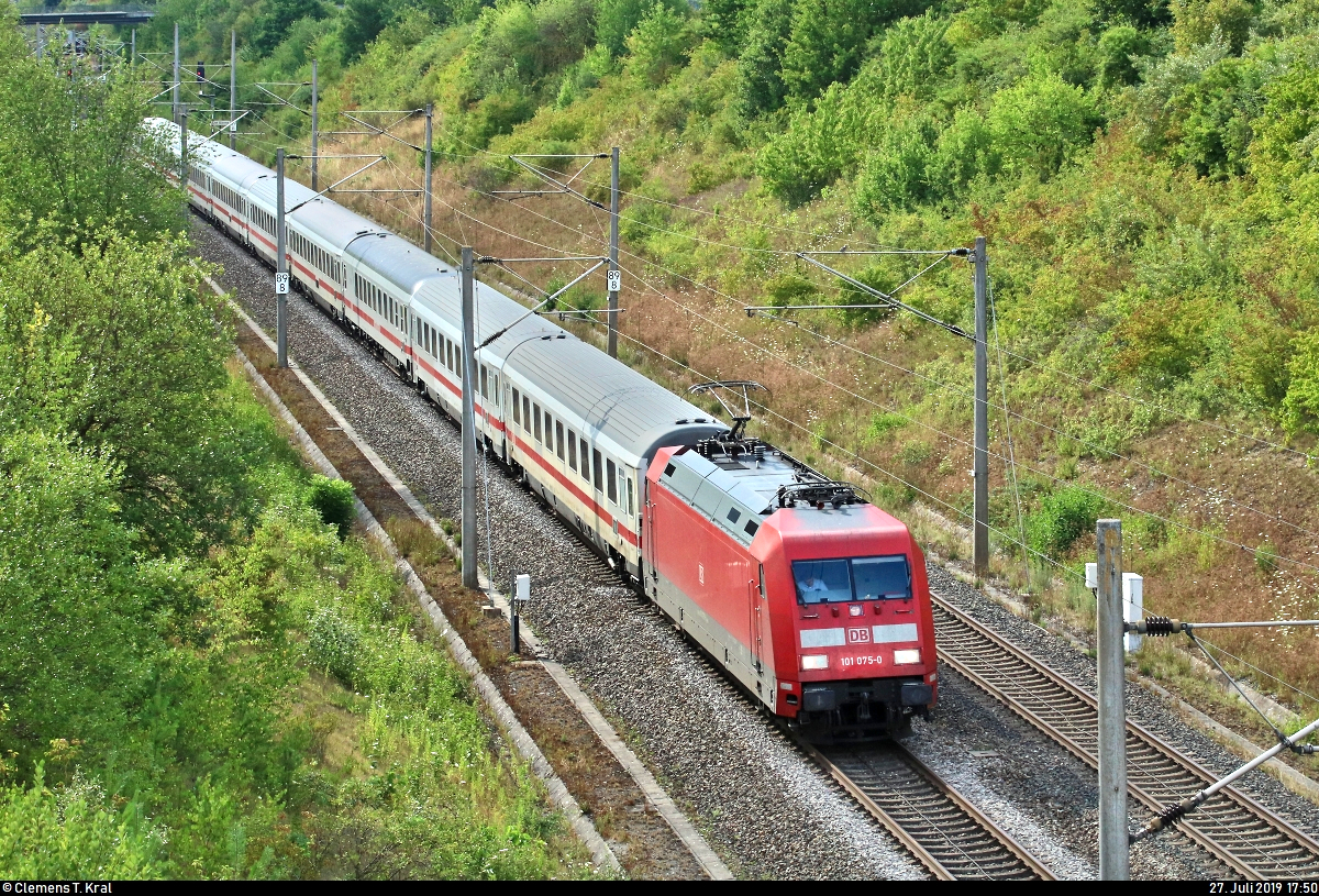 101 075-0 als EC 391 (Linie 62) von Frankfurt(Main)Hbf nach München Ost fährt bei Markgröningen bzw. Schwieberdingen auf der Schnellfahrstrecke Mannheim–Stuttgart (KBS 770).
Aufgenommen von einer Brücke.
[27.7.2019 | 17:50 Uhr]