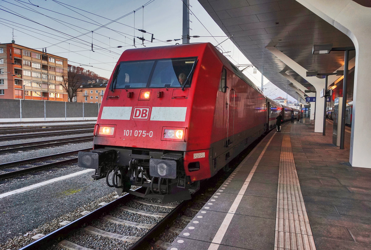 101 075-0 hält mit dem EC 115 (Münster (Westf) Hbf - Klagenfurt Hbf) im Salzburger Hbf.
Aufgenommen am 29.12.2016.