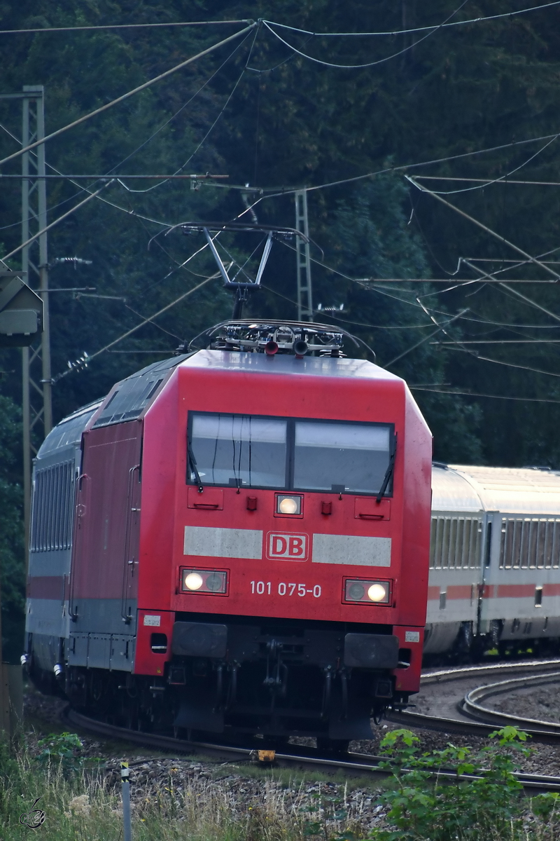 101 075-0 zieht einen IC in Richtung Salzburg. (bei Fuchsreut, August 2020)