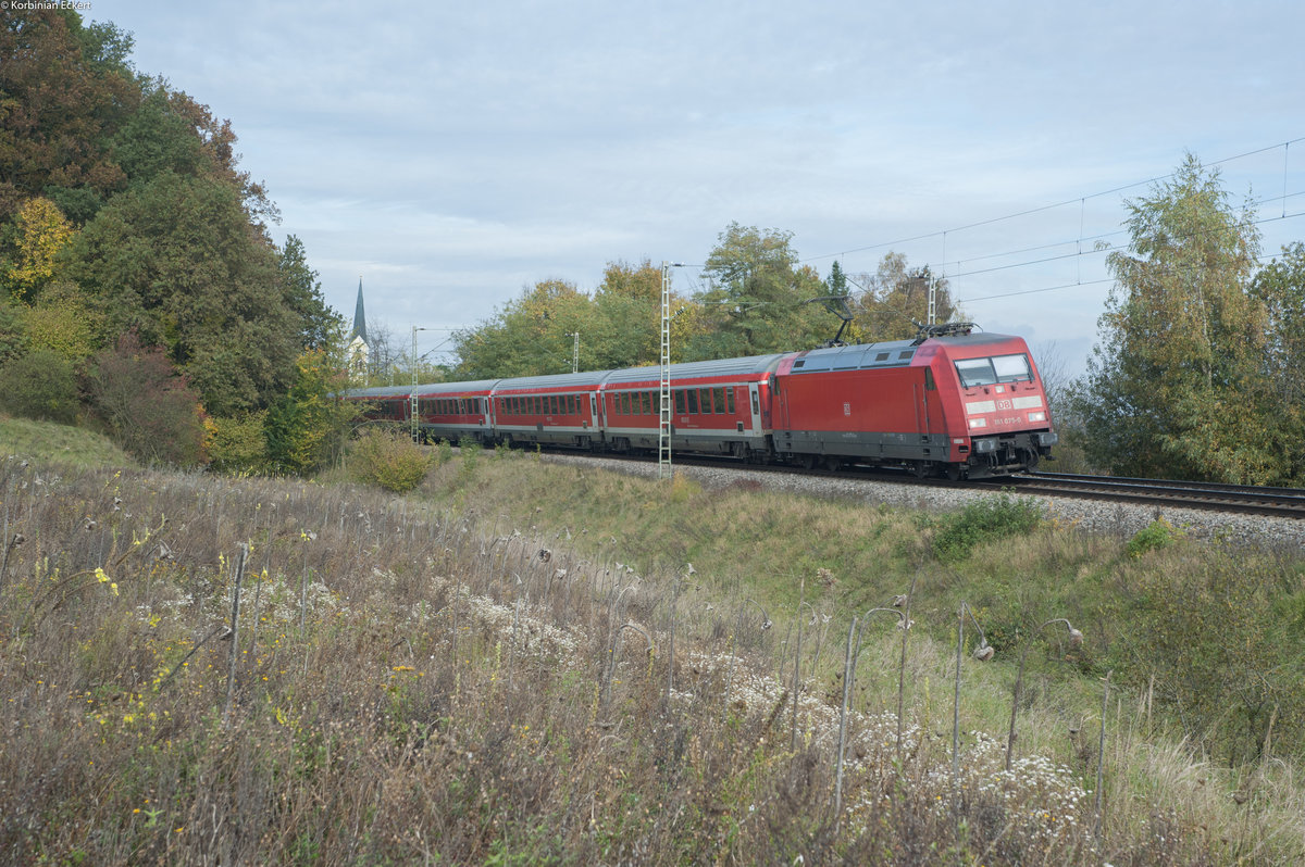 101 075 mit dem RE 4015 von Nürnberg Hbf nach München Hbf bei Fahlenbach, 21.10.2017