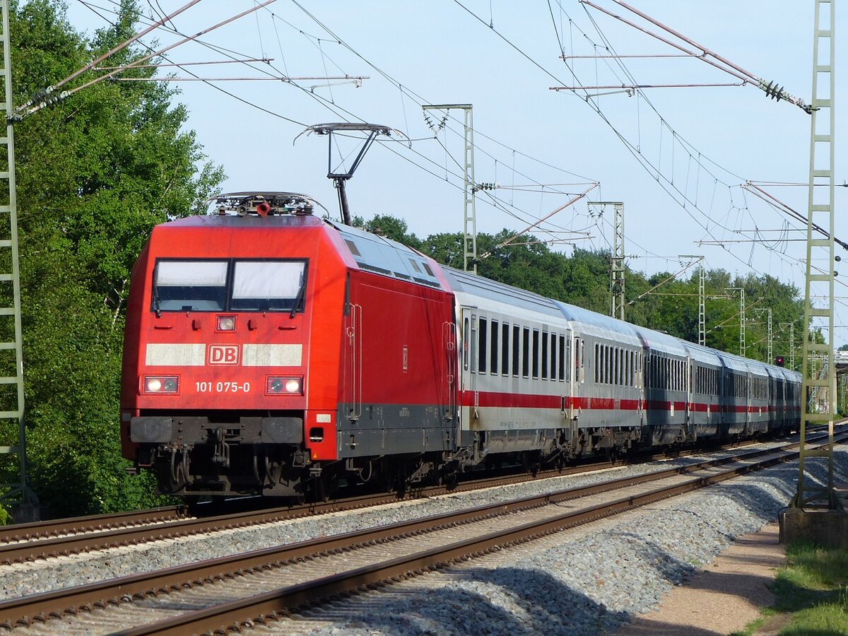 101 075 mit IC Berlin - Amsterdam in Rheine=Bentlage, 22.05.2022