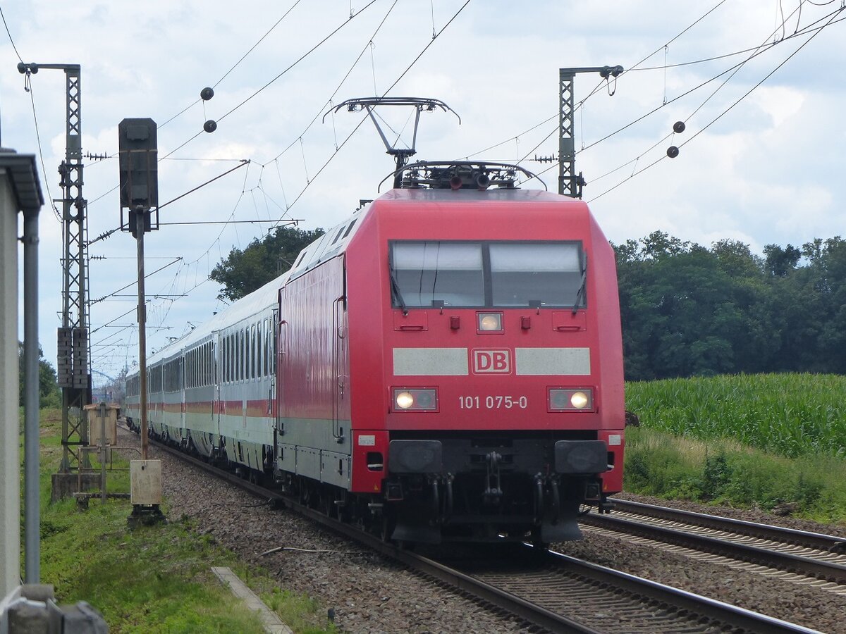 101 075 mit IC nach Köln an der ehemaligen Blockstelle Deves bei Salzbergen, 11.07.2020