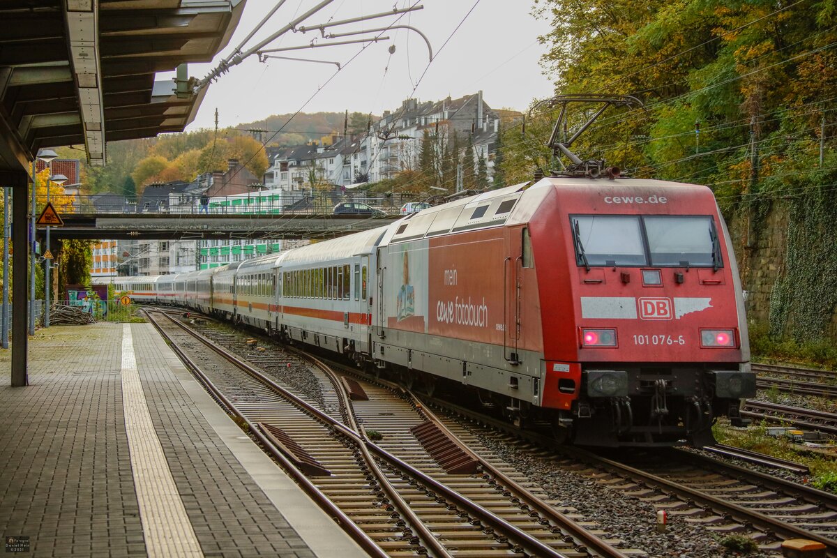 101 076-8  Cewe Fotobuch  am IC2026 in Wuppertal Hbf, am 31.10.2021.