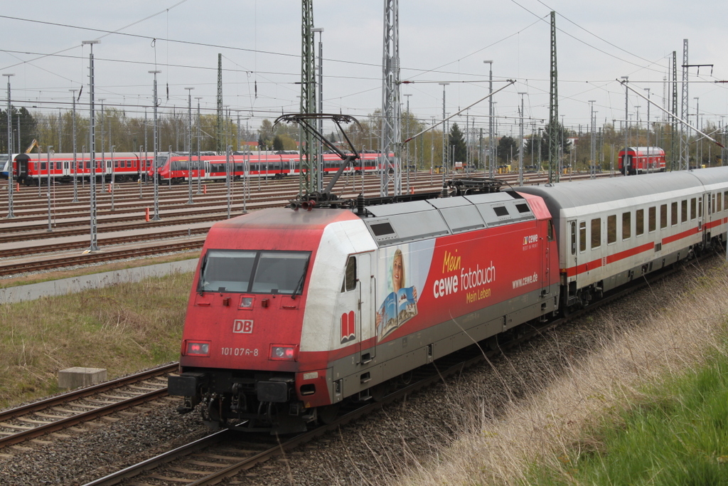 101 076- 8 mit IC 2377 von Stralsund nach Heidelberg Hbf bei der Ausfahrt im Rostocker Hbf.21.04.2017 