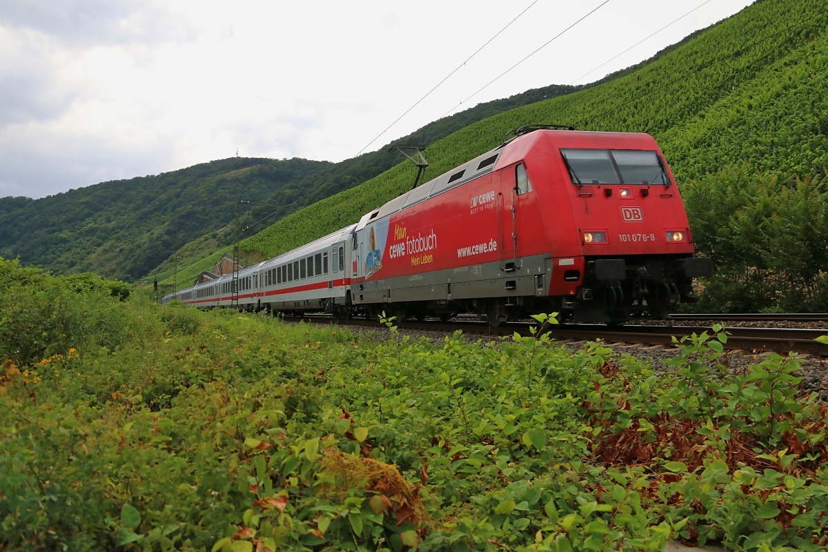 101 076-8 zieht einen IC in Richtung Koblenz. Aufgenommen am Bopparder Hamm am 12.07.2015.