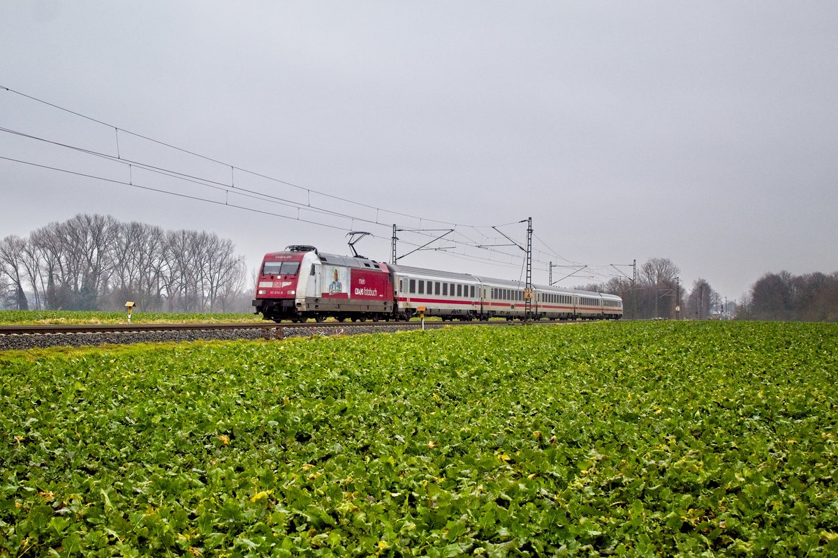 101 076 als Werbelok für das  CEWE-Fotobuch  mit IC 2156 bei Westick (06.02.2021) 