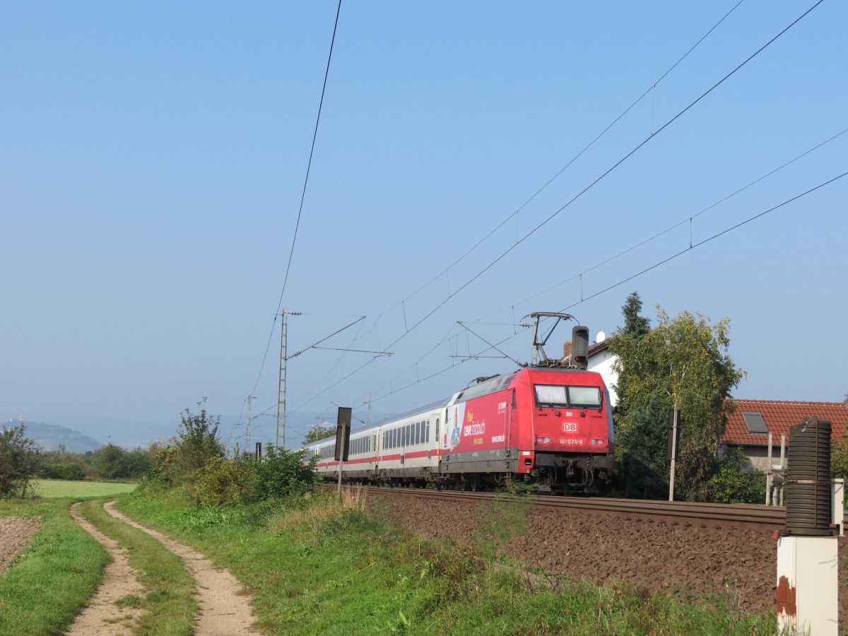 101 076 brachte am 3.Oktober den IC2218 von Stuttgart nach Hamburg. Hier ist sie bei Gau-Algesheim zu sehen. 