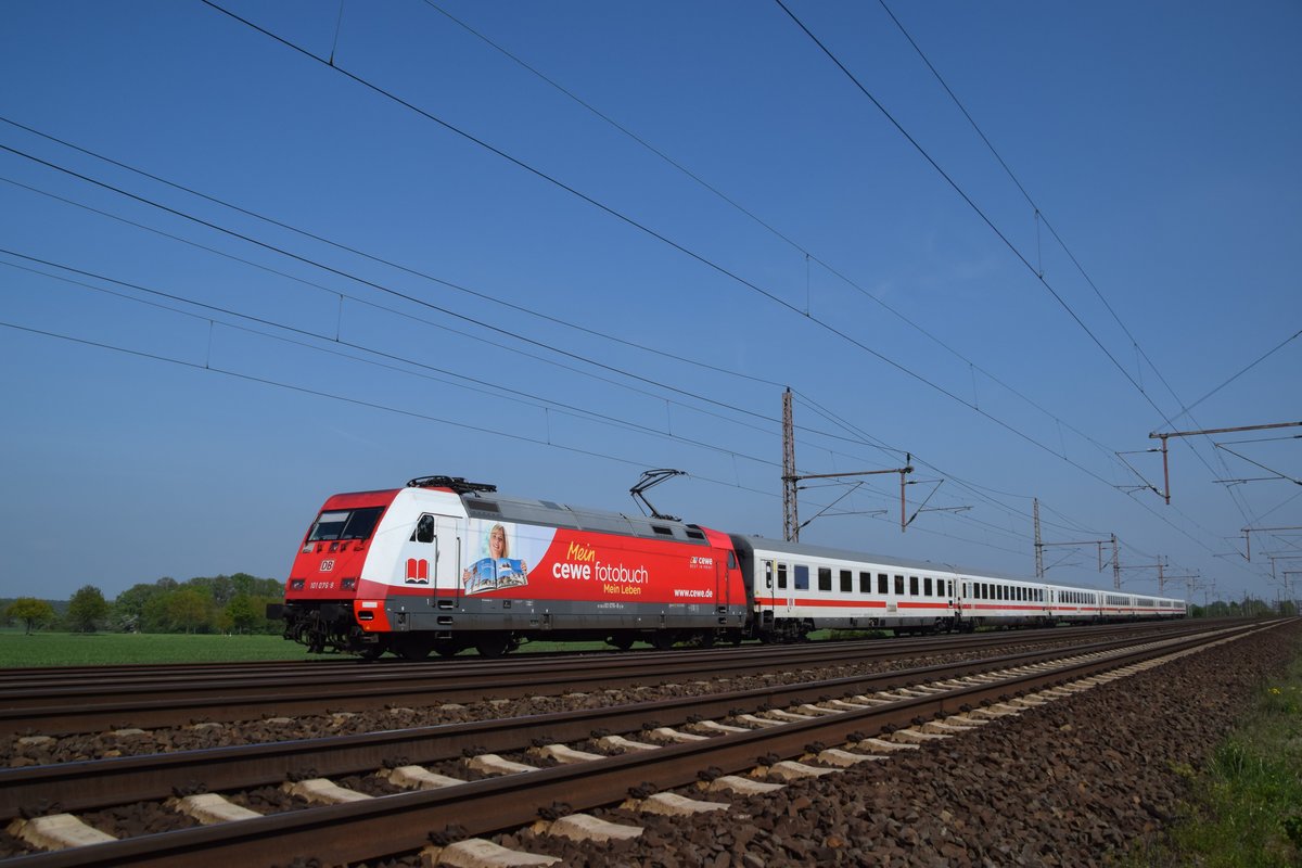 101 076  Cewe Fotobuch  am 30.04.2019 mit einem IC in Dedensen-Gümmer.