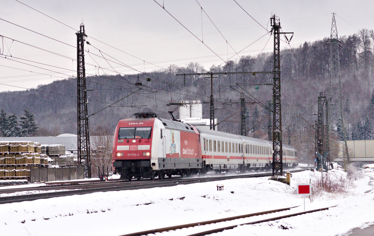 101 076  CEWE-Fotobuch  mit EC218 Graz-Frankfurt am 11.12.2021 bei Amstetten. 