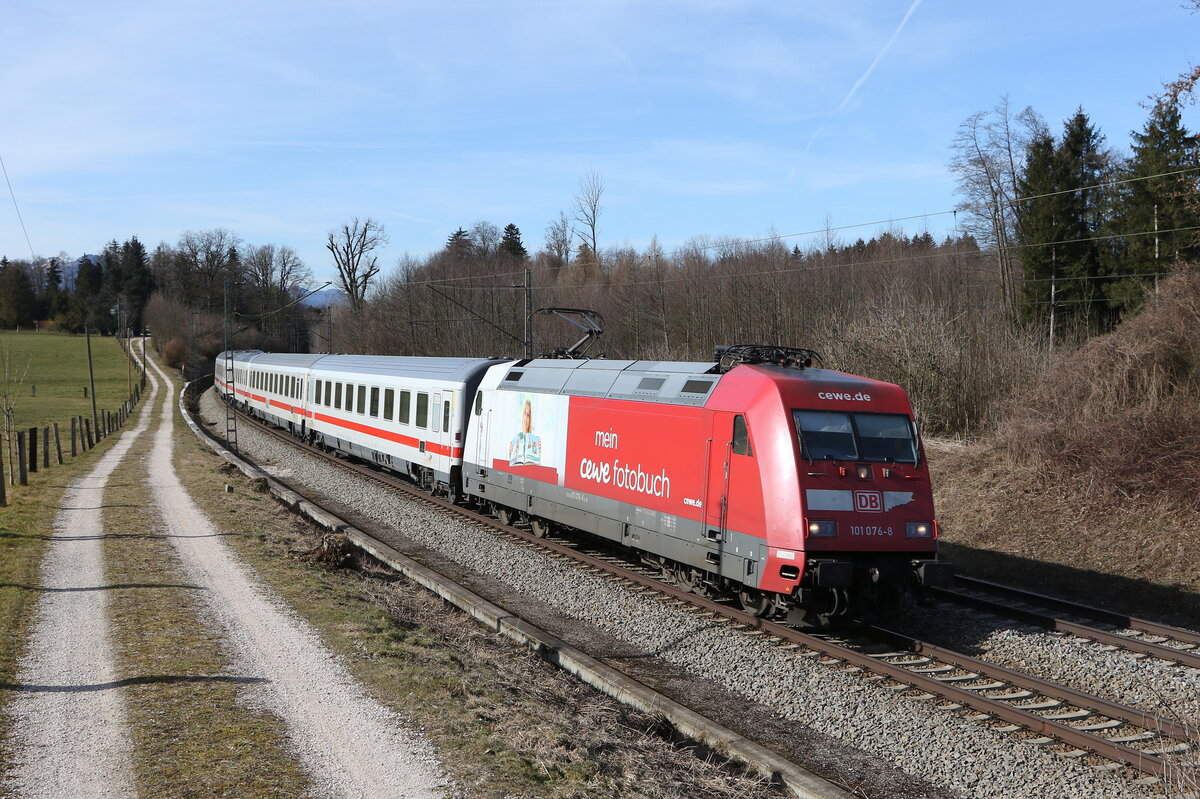 101 076  CEWE  war am 21. Februar 2023 bei Sossau in Richtung Salzburg unterwegs.