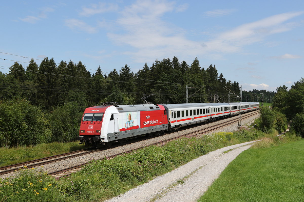 101 076 mit dem  IC Königssee  aus Berchtesgaden kommend am 6. August 2020 bei Grabenstätt im Chiemgau.