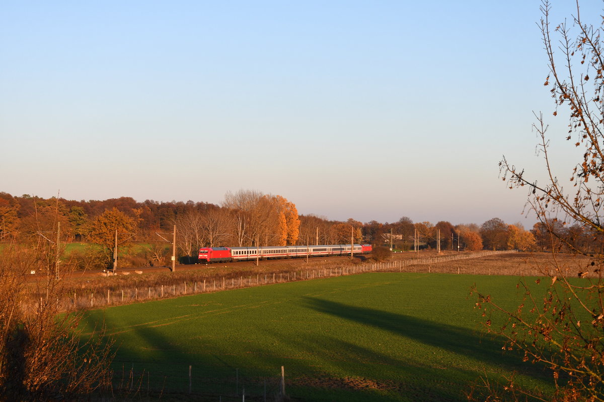 101 077 + 101 xxx am IC 2377 (Ostseebad Binz-Karlsruhe Hbf) am 16.11.2018 in Pritzier. Der Zug wurde an dem Tag aus einem Ersatzpark gebildet. 