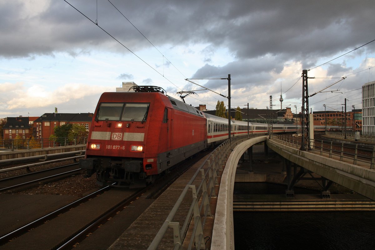 101 077-6 ist am 29.10.2016 mit dem IC140 von Berlin Ostbahnhof nach Amsterdam Centraal unterwegs. Soeben wird der Berliner Hauptbahnhof erreicht.