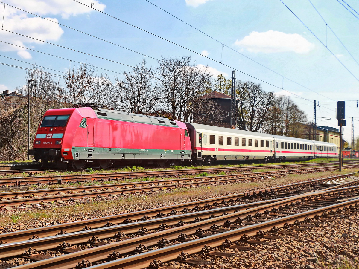 101 077-6 vor einem IC durchfährt am 28. April 2021 den Bahnhof Zossen in Richtung Berlin