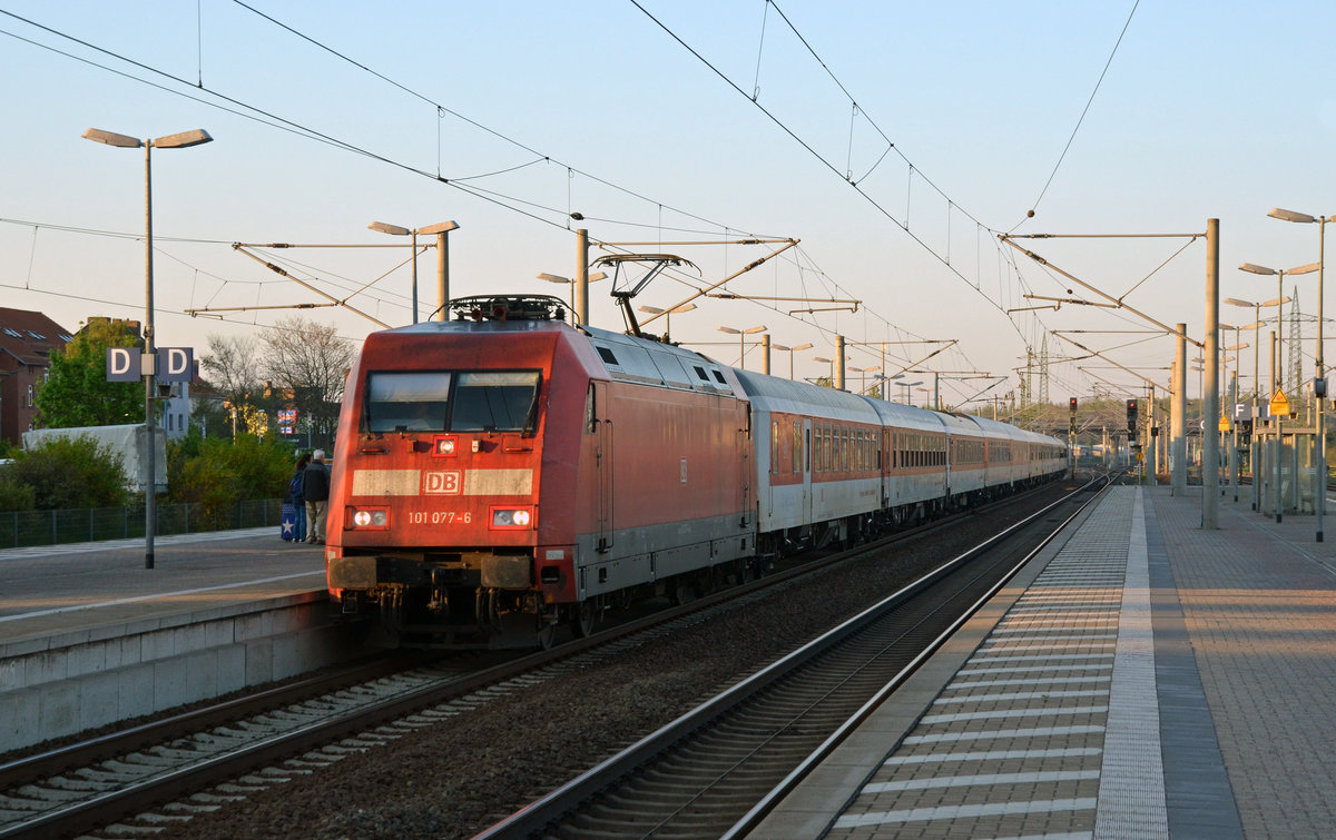 101 077 erreicht mit dem CNL 470 aus Zürich am Morgen des 07.05.16 Bitterfeld. Nach kurzem Halt ging die Fahrt weiter nach Berlin.