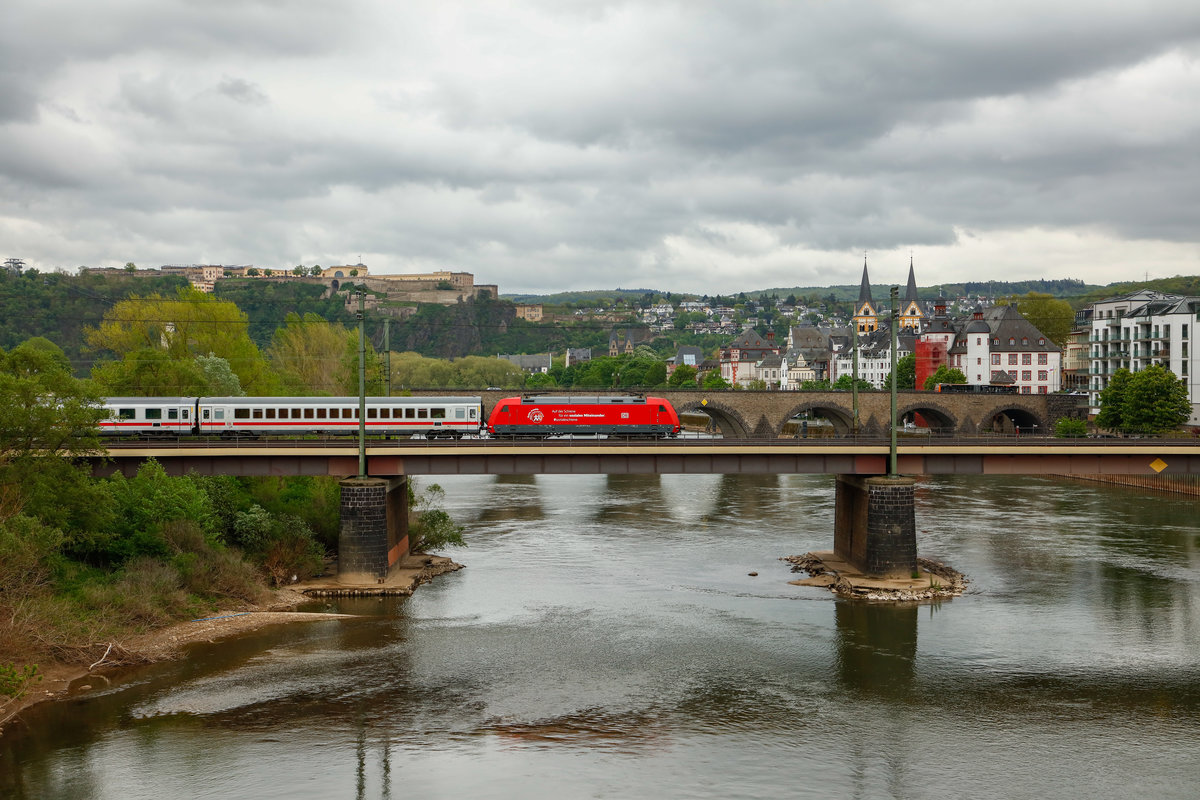 101 077  sozial Schiene  auf der Moselbrücke in Koblenz, am 27.04.2019.
