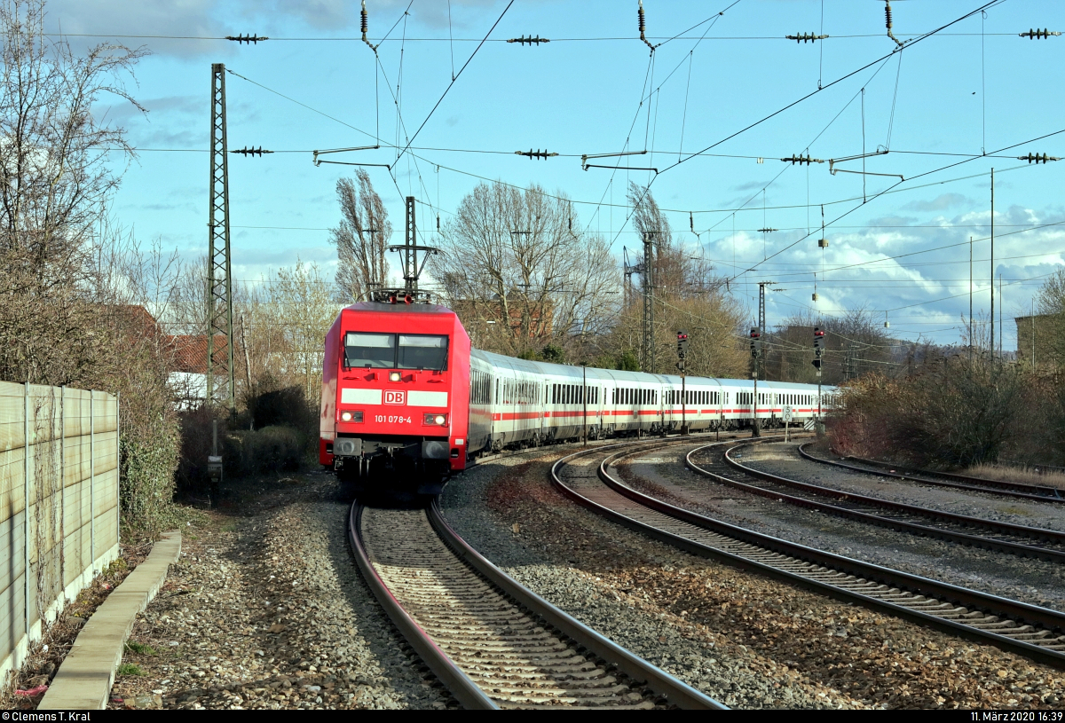 101 078-4 als IC 1912 (Linie 32) von Stuttgart Hbf nach Wiesbaden Hbf, mit Umleitung über Esslingen(Neckar) und Kornwestheim, durchfährt den Bahnhof Stuttgart-Münster auf der Bahnstrecke Stuttgart-Untertürkheim–Kornwestheim (Schusterbahn | KBS 790.11).
Aufgenommen am Ende des Bahnsteigs 1.
[11.3.2020 | 16:39 Uhr]