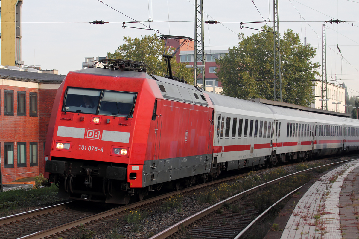 101 078-4 mit IC 2005 nach Konstanz bei der Ausfahrt aus Recklinghausen Hbf. 3.10.2015