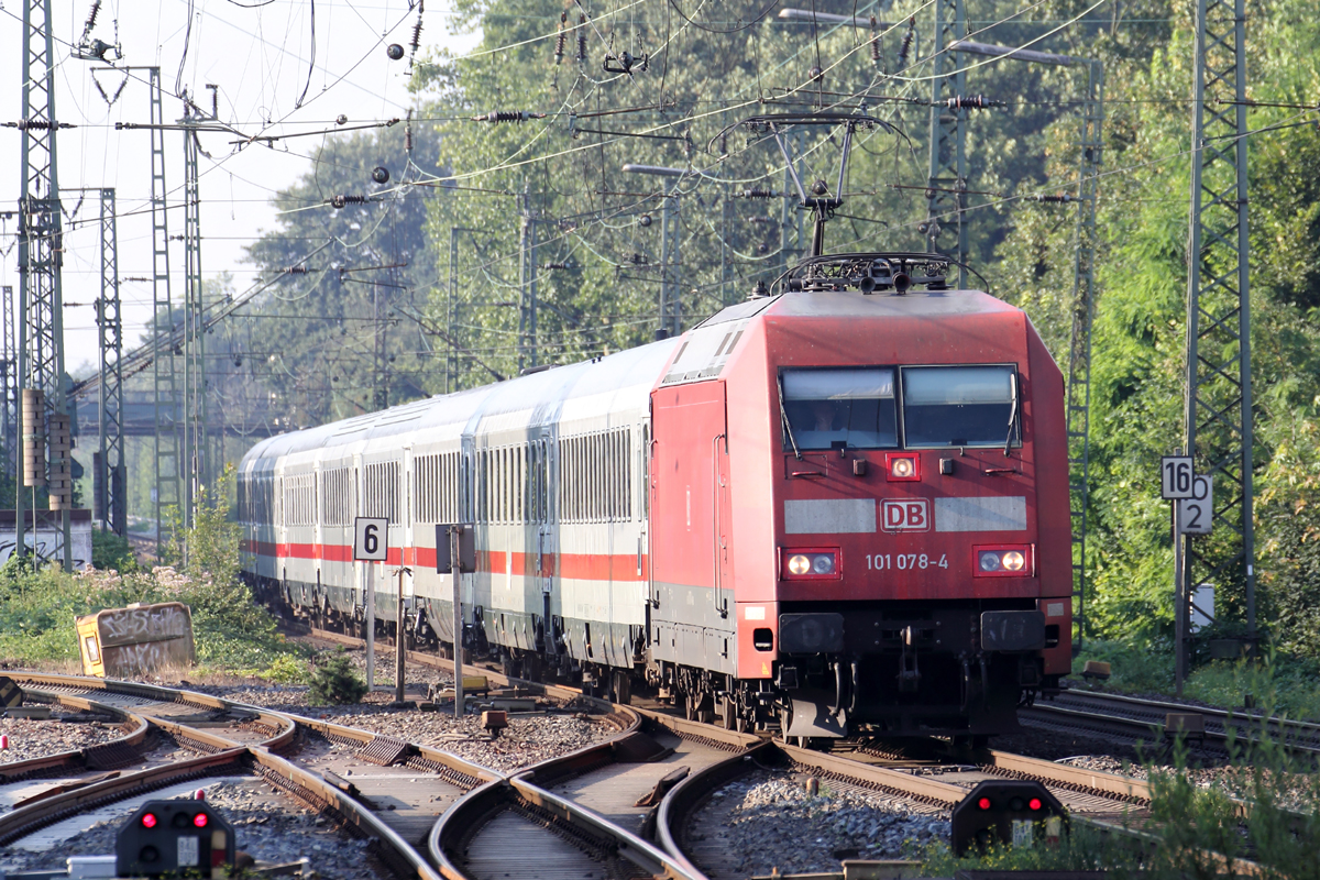 101 078-4 mit IC 2206 nach Norddeich-Mole bei der Einfahrt in Recklinghausen Hbf. 23.8.2015 