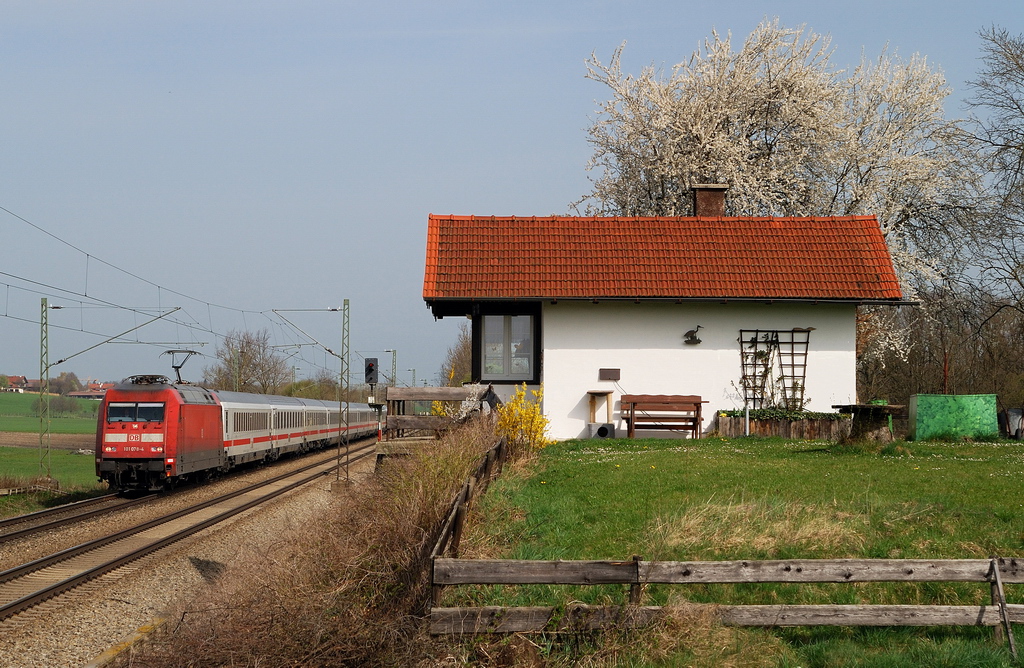 101 078 mit EC 217 bei Hilperting (01.04.2014)