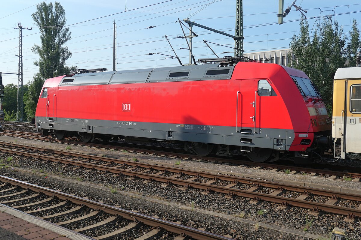 101 078 vor einem Fahrleitungsmeßzug im Juni 2025 in Dresden Hauptbahnhof