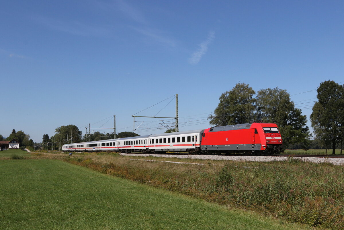 101 078 war am 23. August 2022 mit einem  EC  bei Übersee in Richtung Freilassing unterwegs.