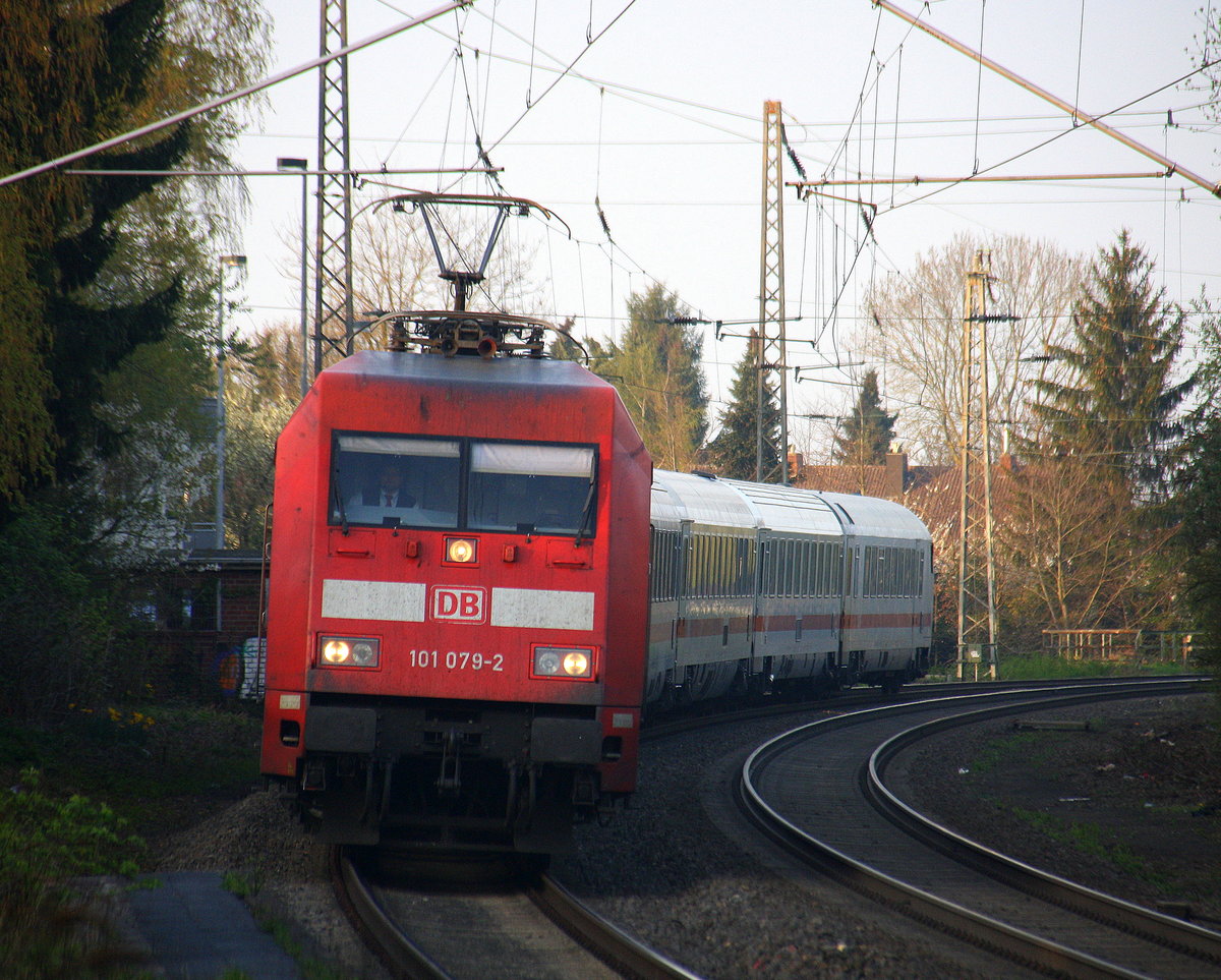 101 079-2  DB kommt mit einem IC 2223 aus Berlin nach Aachen-Hbf und kommt aus Richtung Rheydt,Wickrath,Beckrath,Herrath und fährt durch Erkelenz in Richtung Baal,Hückelhoven-Baal,Brachelen,Lindern,Süggerrath,Geilenkirchen,Frelenberg,Zweibrüggen,Übach-Palenberg,Rimburg,Finkenrath,Hofstadt,Herzogenrath,Kohlscheid,Richterich,Laurensberg,Aachen-West,Aachen-Schanz,Aachen-Hbf. Aufgenommen vom Bahnsteig 1 in Erkelenz. 
In der Abendstimmung am Abend vom 3.4.2017.