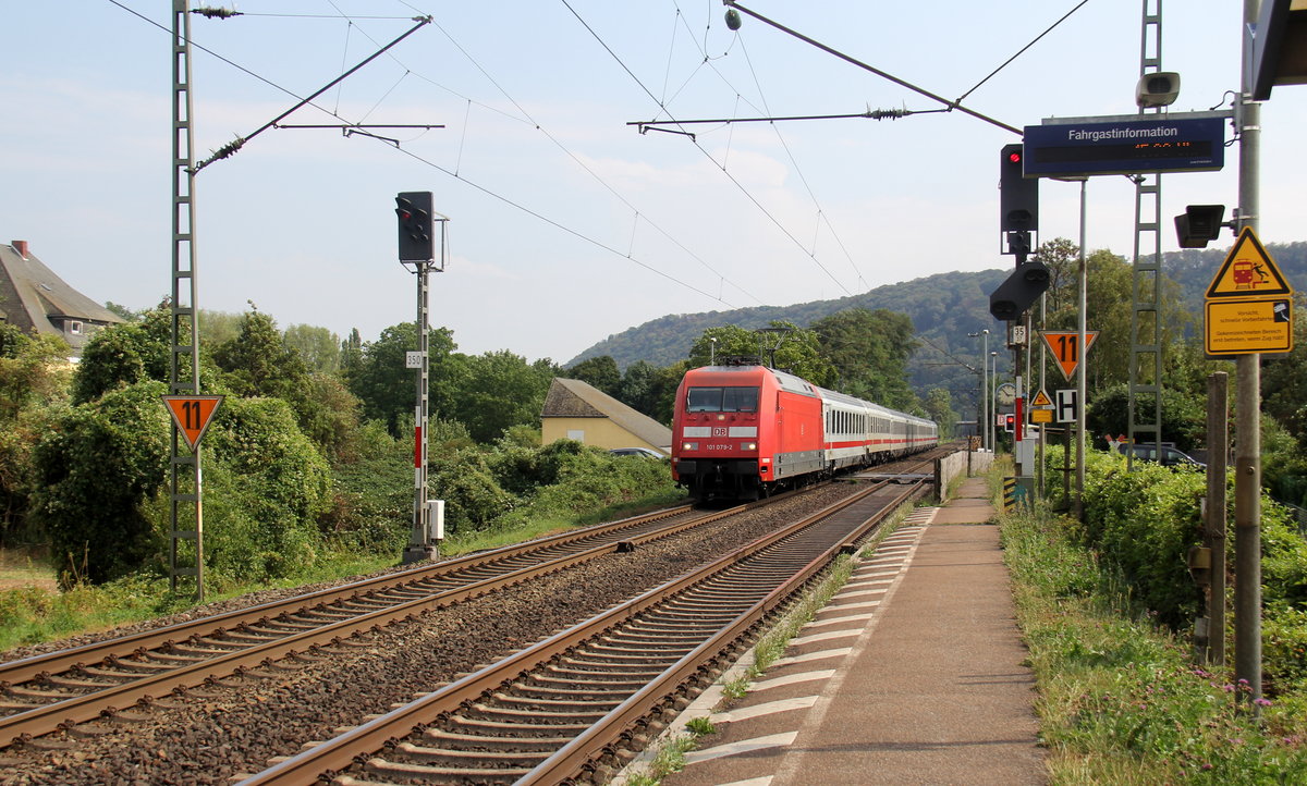 101 079-2 DB kommt mit einem IC 2014 aus Stuttgart-Hbf(D) nach Emden-Hbf(D) und kommt aus Richtung Koblenz und kommt durch Namedy in Richtung Bonn,Köln. 
Aufgenommen vom Bahnsteig 2 in Namedy. 
Bei Sommerwetter am Nachmittag vom 17.8.2018. 