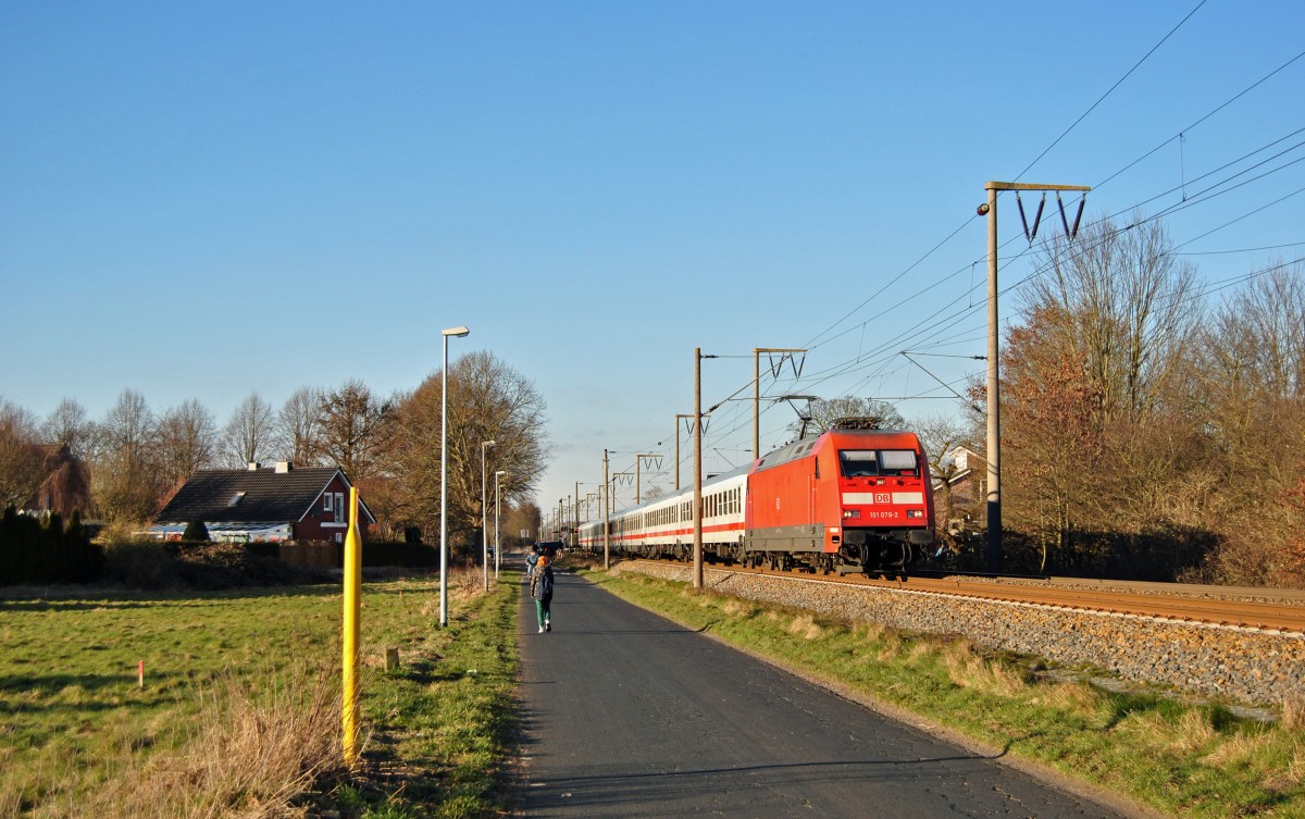 101 079-2 fuhr am 12.03.2015 mit einem IC von Emden nach Köln, hier in Leer.