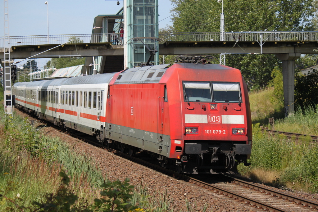101 079-2 mit IC2239(Warnemnde-Leipzig)bei der Durchfahrt im Haltepunkt Rostock-Marienehe.01.08.2015