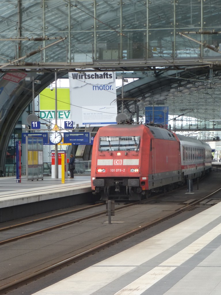 101 079-2 steht hier mit einem angekommenem IC aus Frankfurt(Main) Hbf am 03.09.2014 im Berliner Hbf.