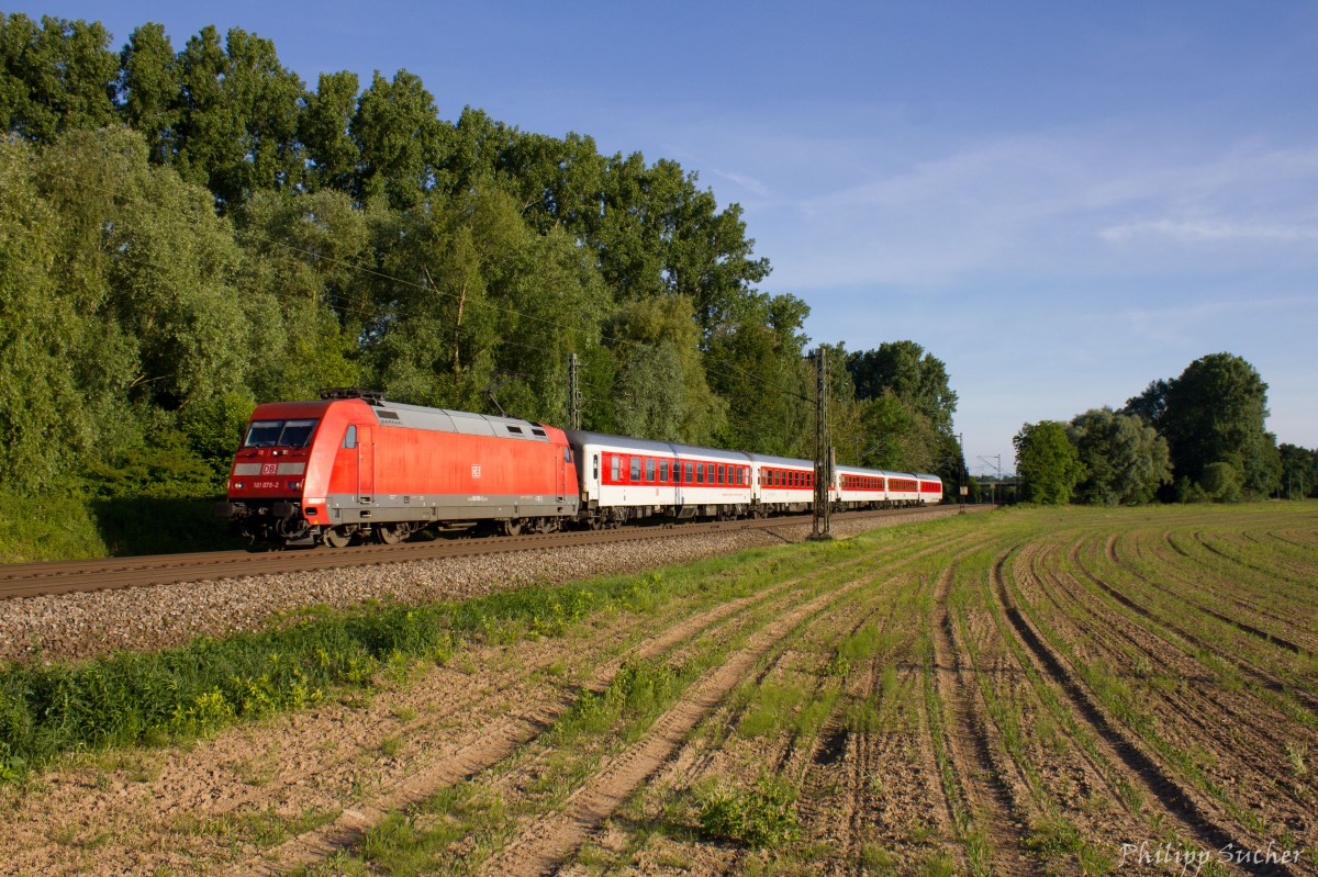 101 079 bespannte am 05.06.2014 den CNL 472 (Basel - Kopenhagen). Hier konnte ich den Zug zwischen Riegel und Kenzingen ablichten.