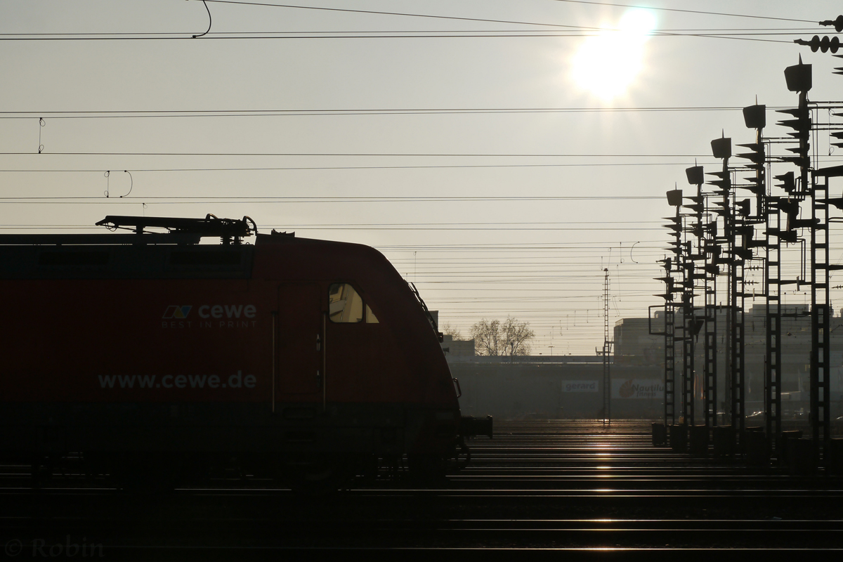 101 080-0 (Cewe) wartet auf grünes Licht für die Einfahrt in den Mannheimer Bahnhof genau gegenüber vom Fitnessstudio mit Bahnblick ;) 
(31.01.2014)