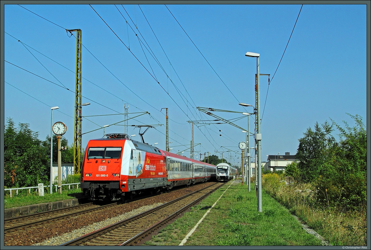 101 080-0 fhrt mit EC 173  Vindobona  nach Villach durch Radebeul-Naundorf. Das Nachbargleis hat nur wenige Sekunden zuvor der IC 2158 nach Frankfurt (Main) Flughafen passiert. (24.08.2013)
