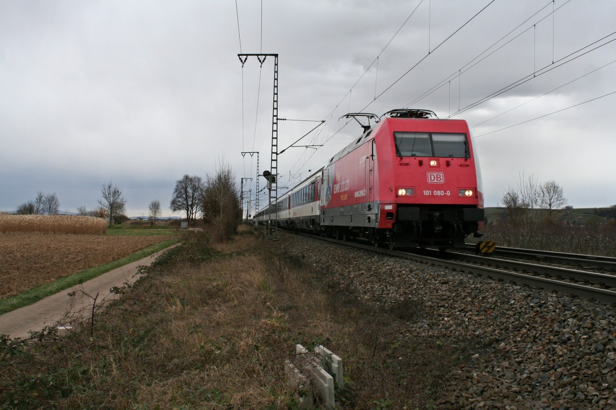 101 080-0 mit dem stark verspteten EC 7, welcher zufllig genau im Fahrplan des zwei Stunden spter verkehrenden EC 9 fuhr, am Nachmittag des 28.02.14 an der Nordspitze des Bahnhofbereichs von Mllheim (Baden).