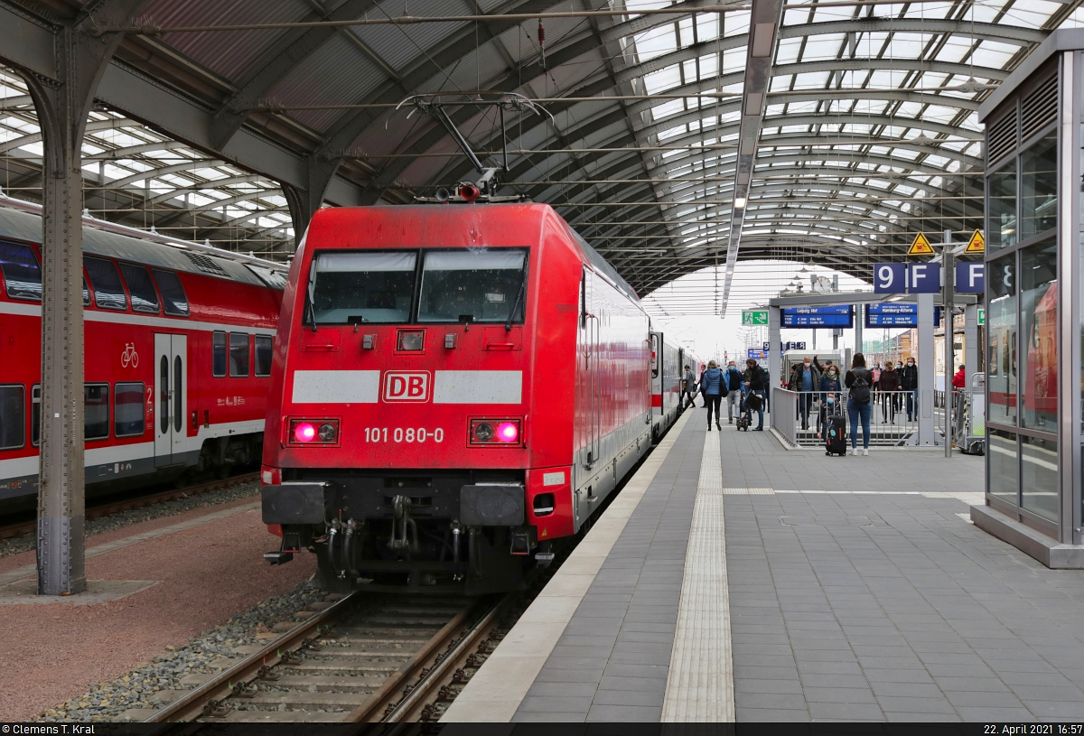 101 080-0 steht mit Zuglok 101 066-9  #Einziganders  in Halle(Saale)Hbf auf Gleis 9.
Diese Garnitur sprang, wie so oft, für einen ausgefallenen IC2 ein.

🧰 DB Fernverkehr
🚝 IC 2049 (Linie 55) Köln Hbf–Dresden Hbf
🕓 22.4.2021 | 16:57 Uhr